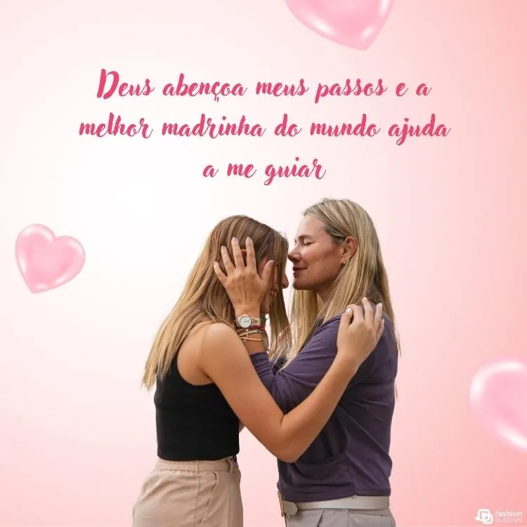 Imagem de uma mulher de pele clara beijando a testa de uma jovem também de pele clara. O fundo da imagem é rosa com corações e há a frase "Deus abençoa meus passos e a melhor madrinha do mundo ajuda a me guiar"