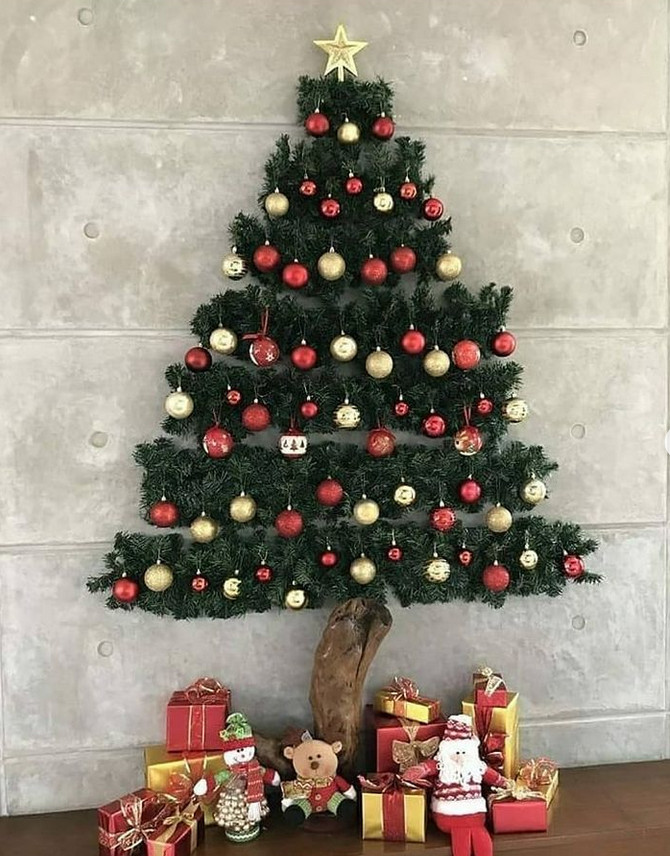 Arvore de natal com folhagem montada na parede com tronco