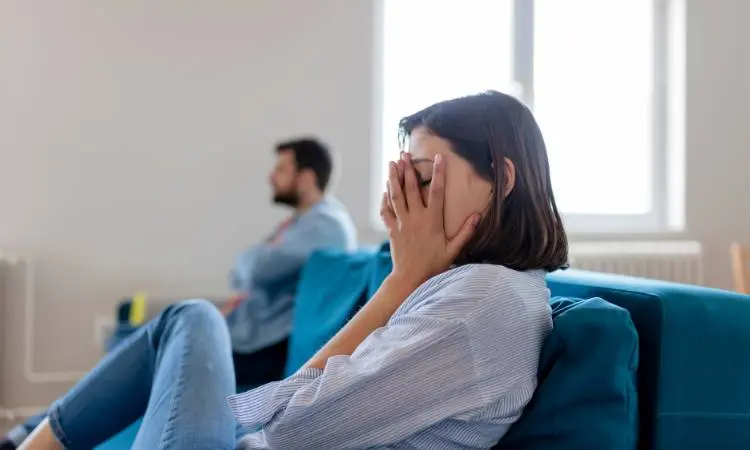 Casal tóxico após discussão no sofá.