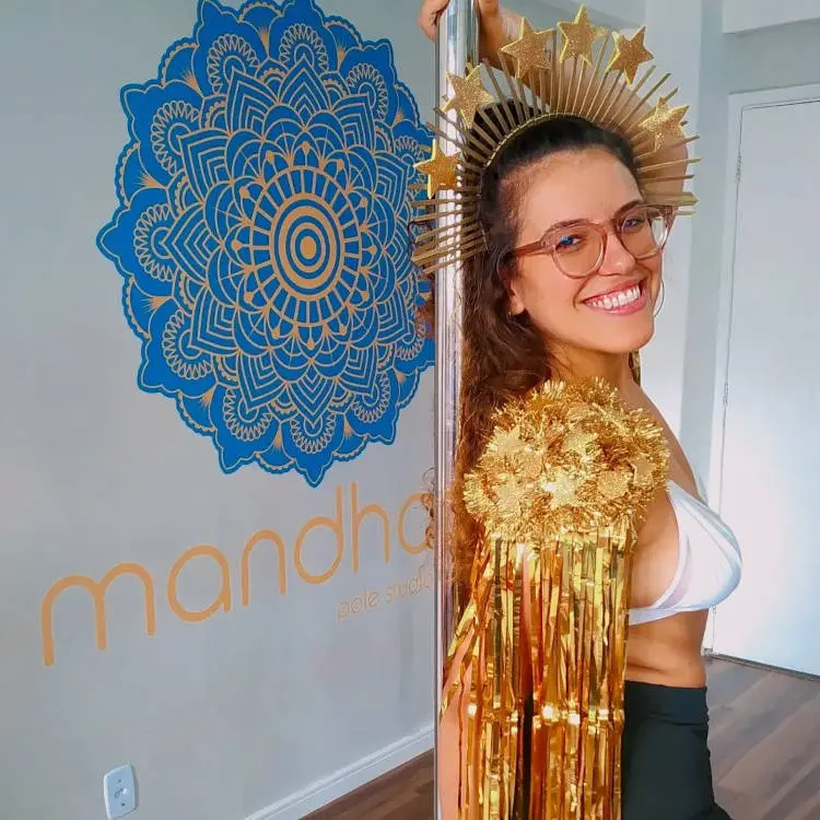 Ombreira de carnaval combinando com a tiara.