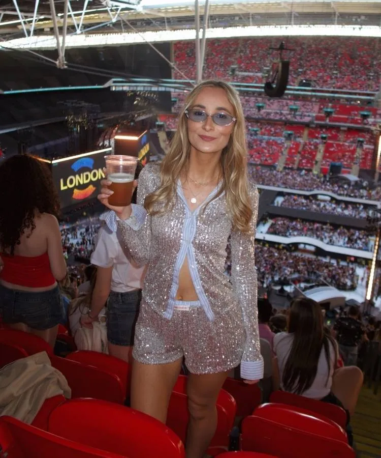 Look para o show do Harry Styles: regata vermelha, conjunto de paetês