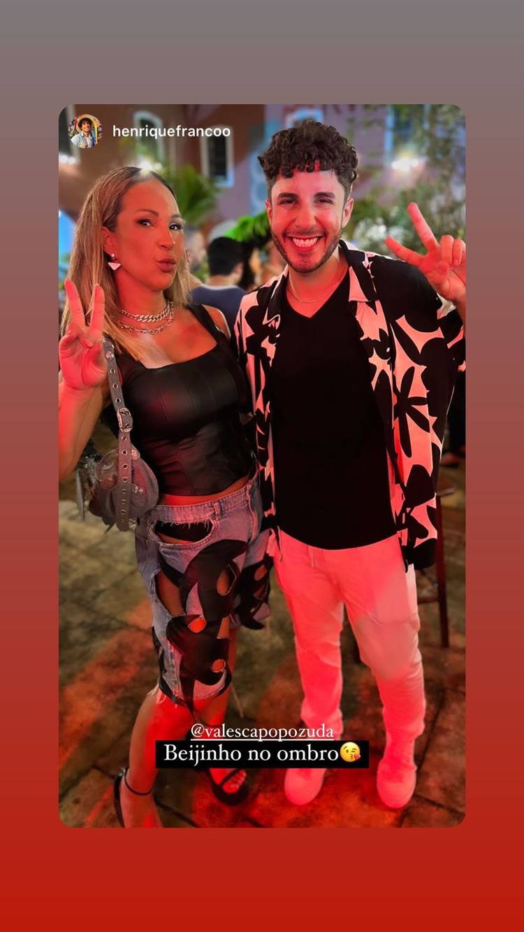 Looks do São João da Thay 2023: Valesca Popozuda usando cropped de couro preto + bermuda jeans com recortes em couro