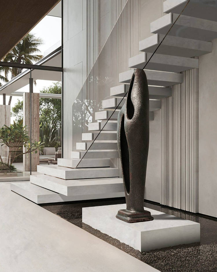 Vão da escada com escultura grande preta.