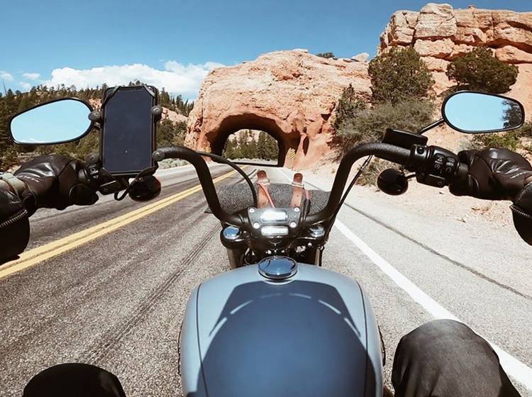Pessoa pilotando uma motocicleta da Harley Davidson do Brasil. Foto de motocicleta da Harley Davidson do Brasil.