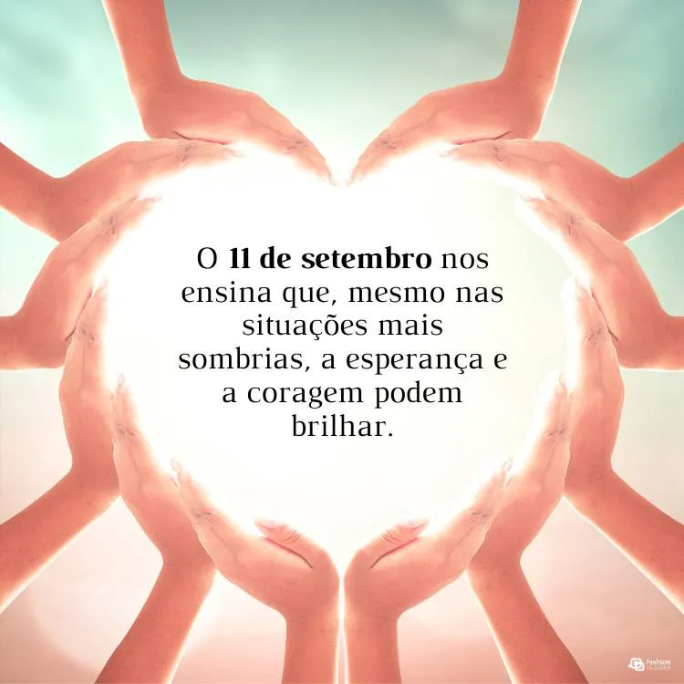 Frase escrita em fundo azul com mãos formando um coração