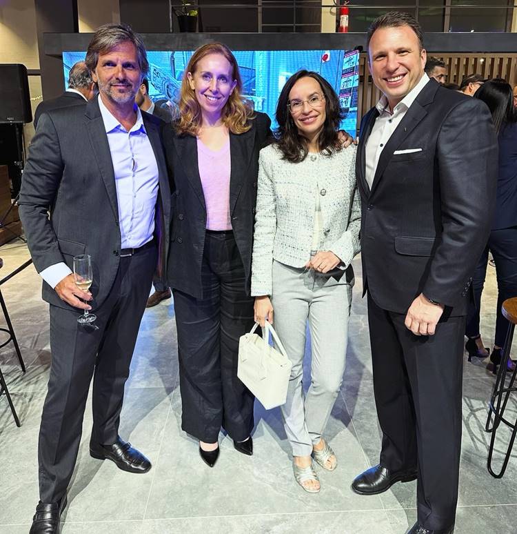 Mauricio Portella, diretor-presidente das marcas de Luxo na Automob, Reiner Braun, presidente da BMW América Latina, Denis Pitta, idealizadora do site Fashion Bubbles, e Maru Escobedo, presidente da BMW no Brasil na reinauguração da loja Autostar