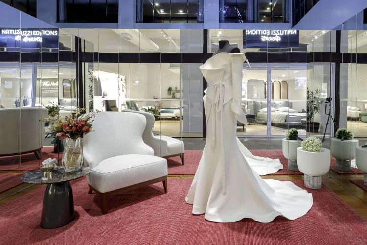 vestido de noiva em manequin em ambiente de shopping no evento D&D Fashion Wedding Design: tendência de decoração para casamento modernidade e glamour de Leo Shehtman