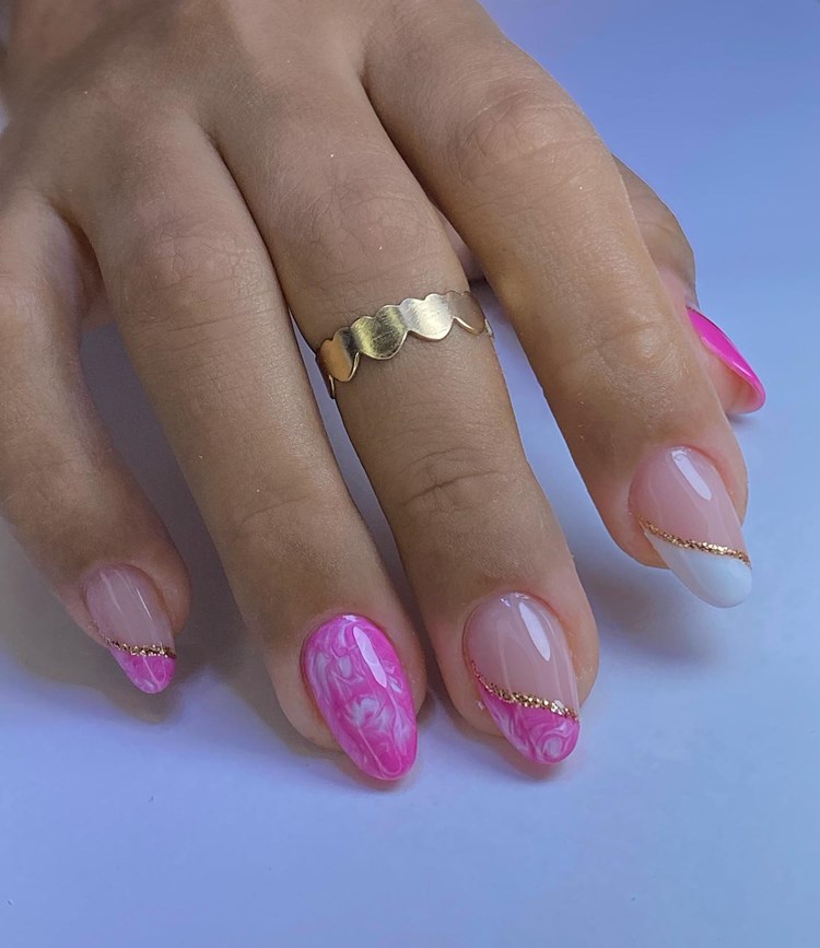 Unhas em gel cor-de-rosa e branco com glitter dourado (tamanho: médio. Formato: amendoada) 