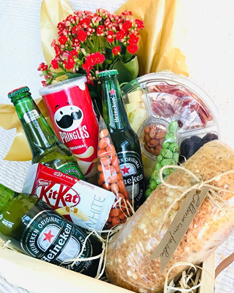 Uma cesta tradicional com itens que o pai gosta, como amendoim, cerveja, chocolates, salgadinhos e outros.