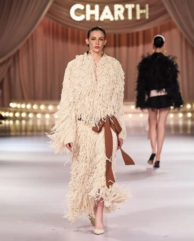 Modelo na passarela usando look off white