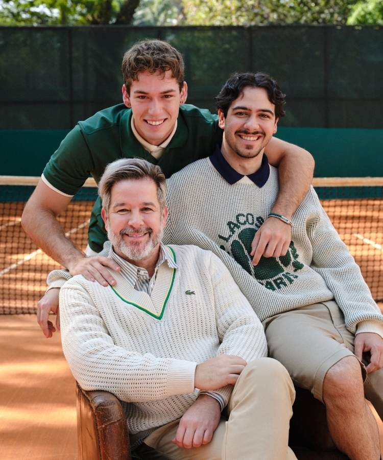 Foto de Murilo Benício com os dois filhos em campanha de Dia dos Pais da Lacoste