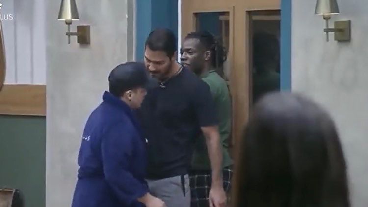 Shay bate de frente com Lucas na porta da sede de A Fazenda.
