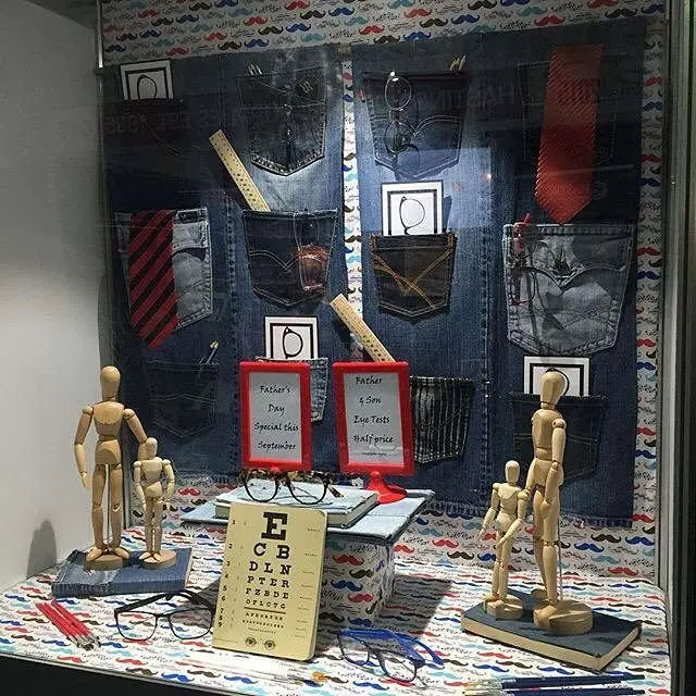 cenário com elementos em jeans