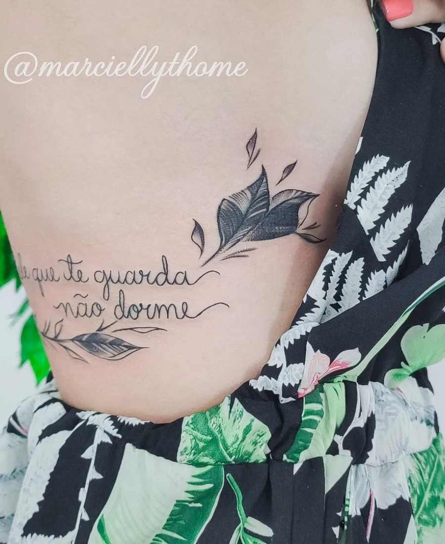 Foto de tatuagem frase religiosa.