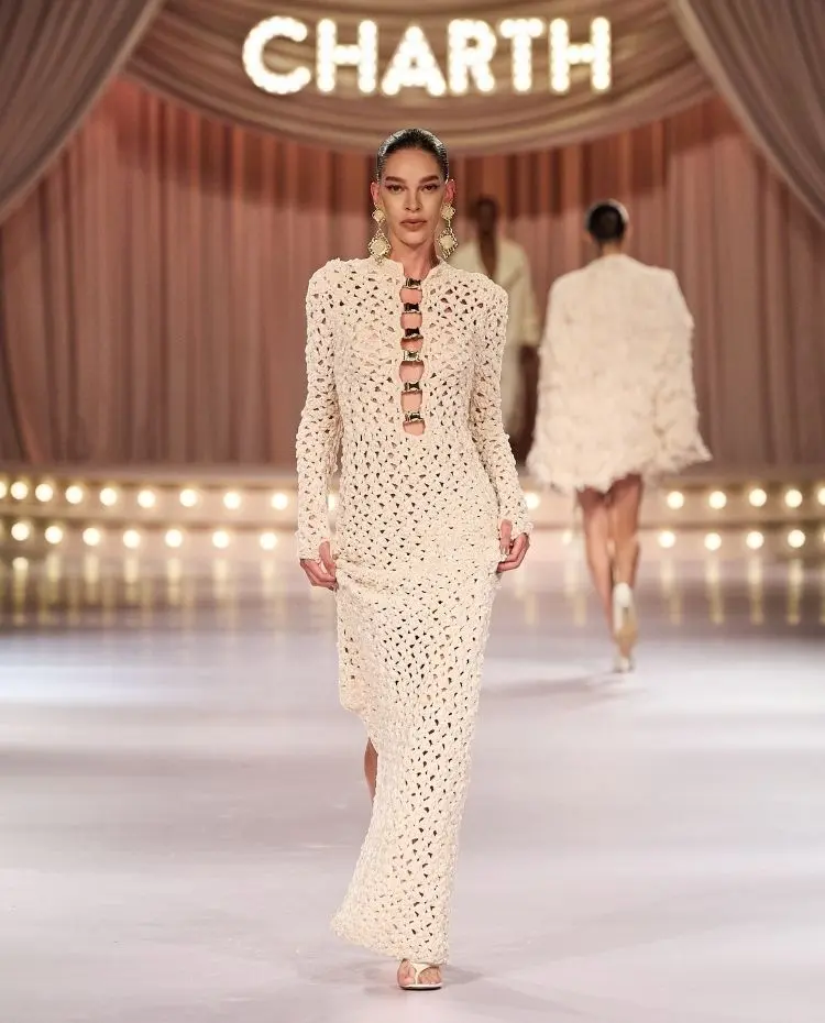 Modelo na passarela usando look off white