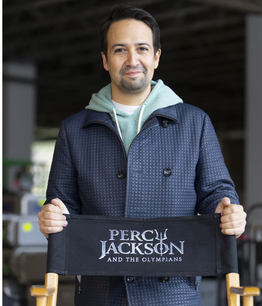 Foto de Lin-Manuel Miranda ao lado da cadeira de Percy Jackson