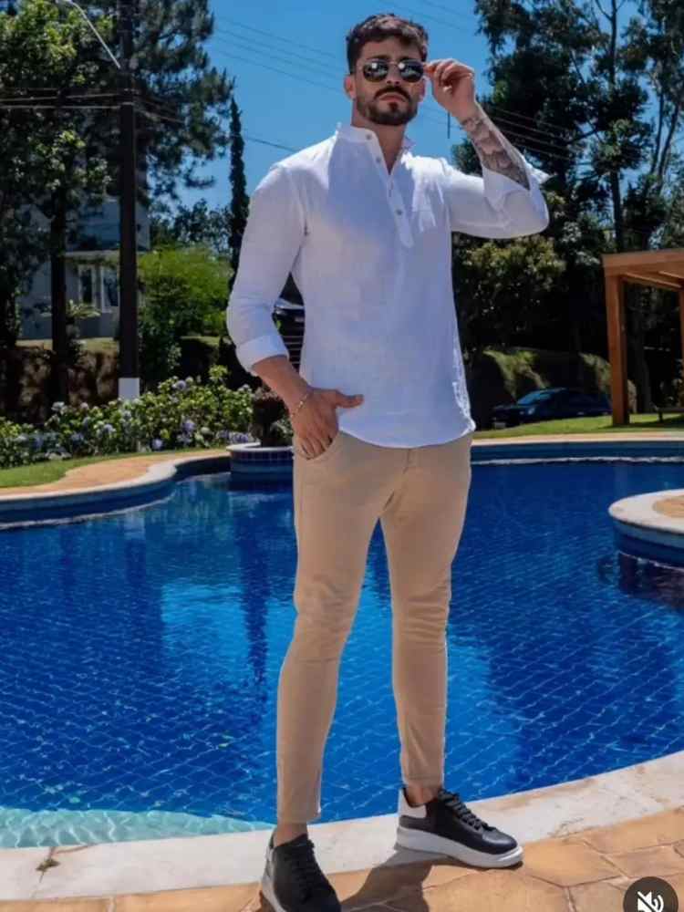 Ideia de look masculino para réveillon: camisa de botões branca + calça bege.