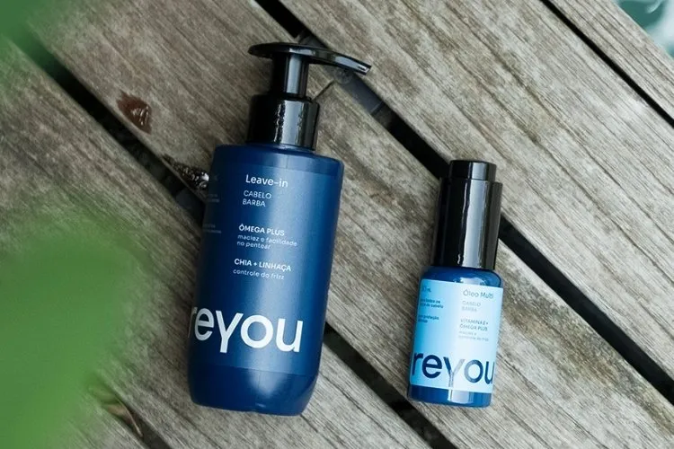 Foto de produtos para cabelo da marca reyou® em deck ao lado de piscina