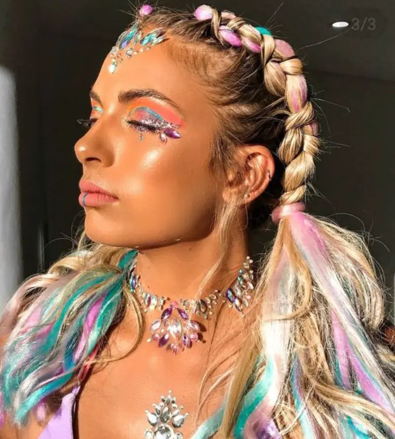 Tranças com mechas coloridas