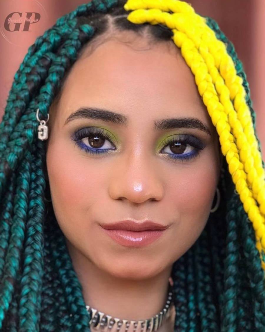 Foto de mulher com maquiagem para copa colorida
