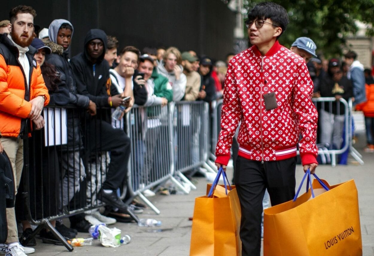 aqui foto de homem oriental com sacolas