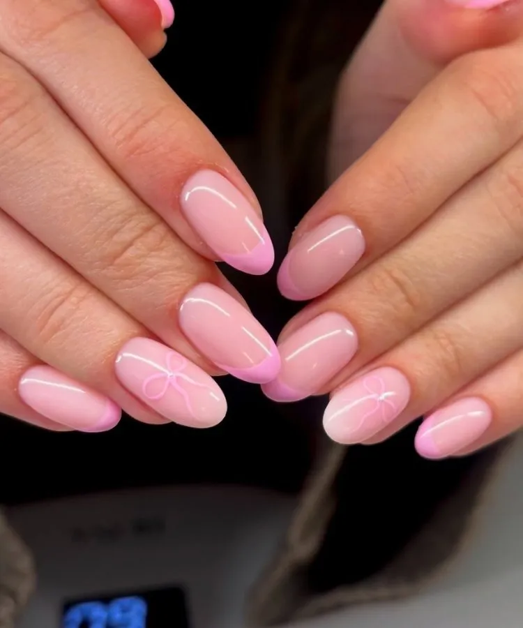 Foto de unhas pintadas com esmalte rosa-claro, uma das tendências de unhas para 2026