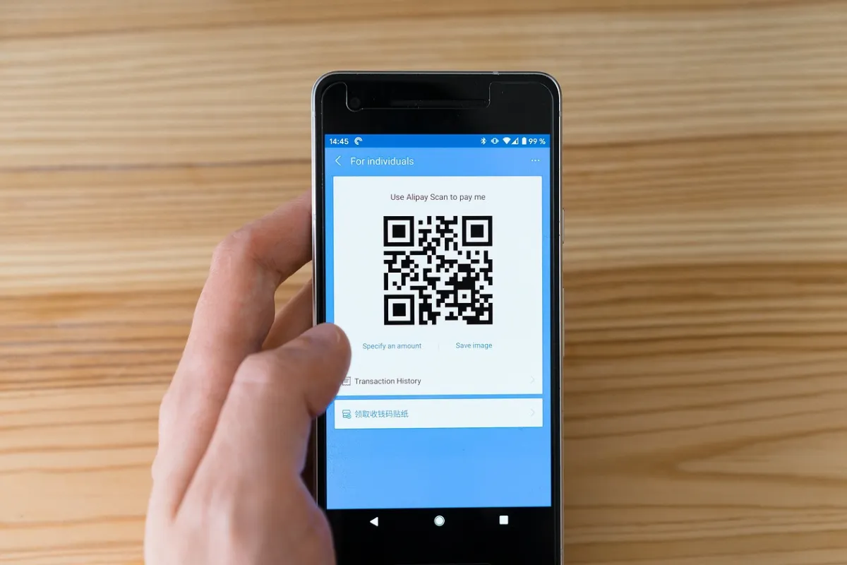 Celular mostrando QR Code