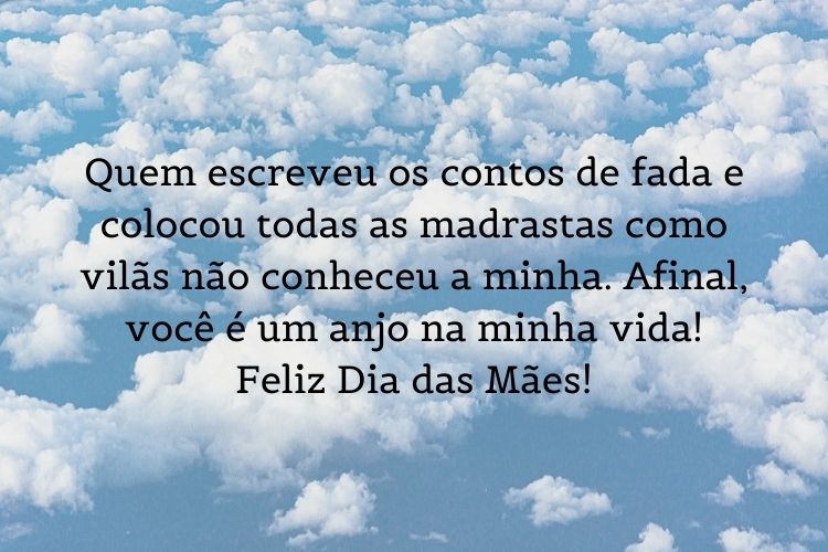 mensagem de dia das mães para madrasta com foto de céu azul com nuvens e frase "Quem escreveu os contos de fada e colocou todas as madrastas como vilãs não conheceu a minha. Afinal, você é um anjo na minha vida! Feliz Dia das Mães!"
