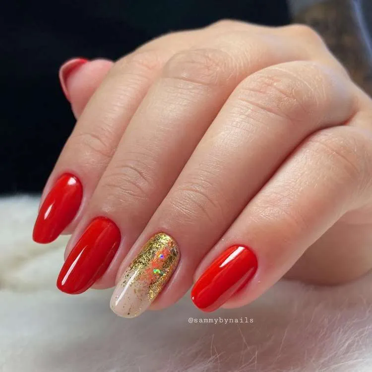 Unhas vermelhas decoradas, filha única branca com glitter dourado