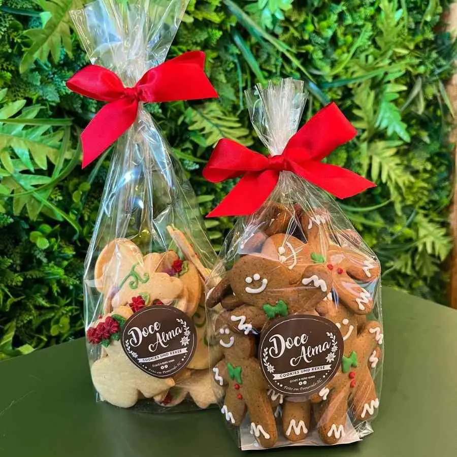 Foto de saquinho com biscoitos temáticos 