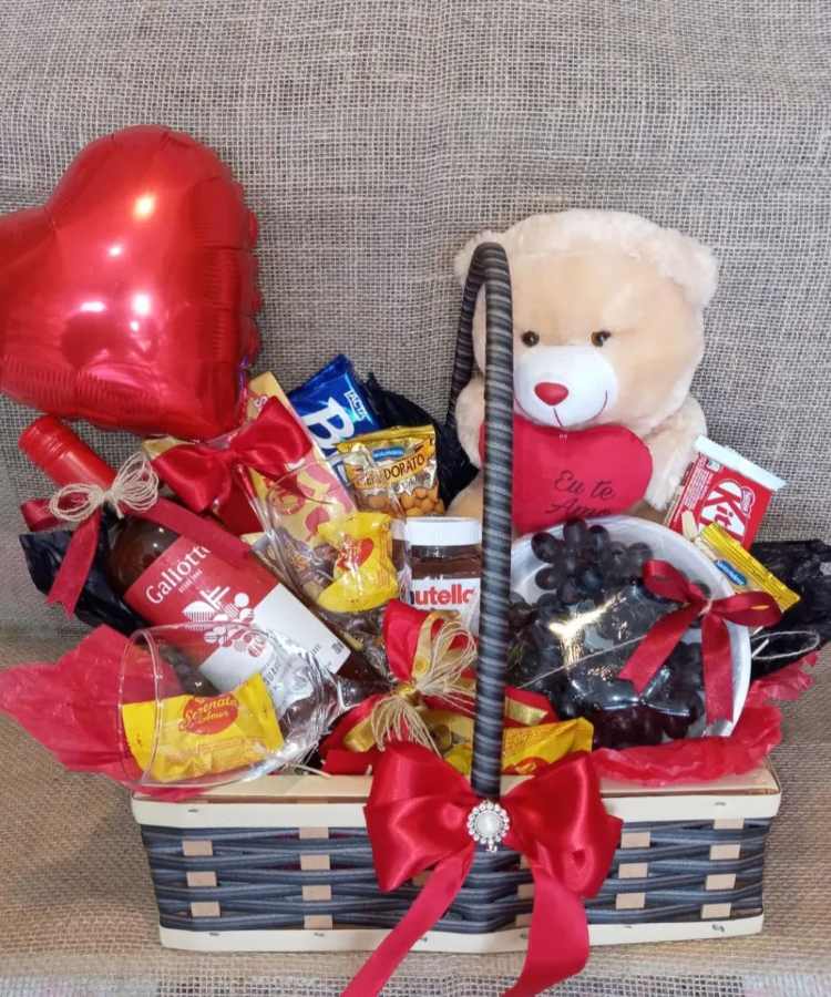 Cesta romântica com bebida, chocoltes, amendoim, frutas, nutella, balão de coração, urso de pelícia