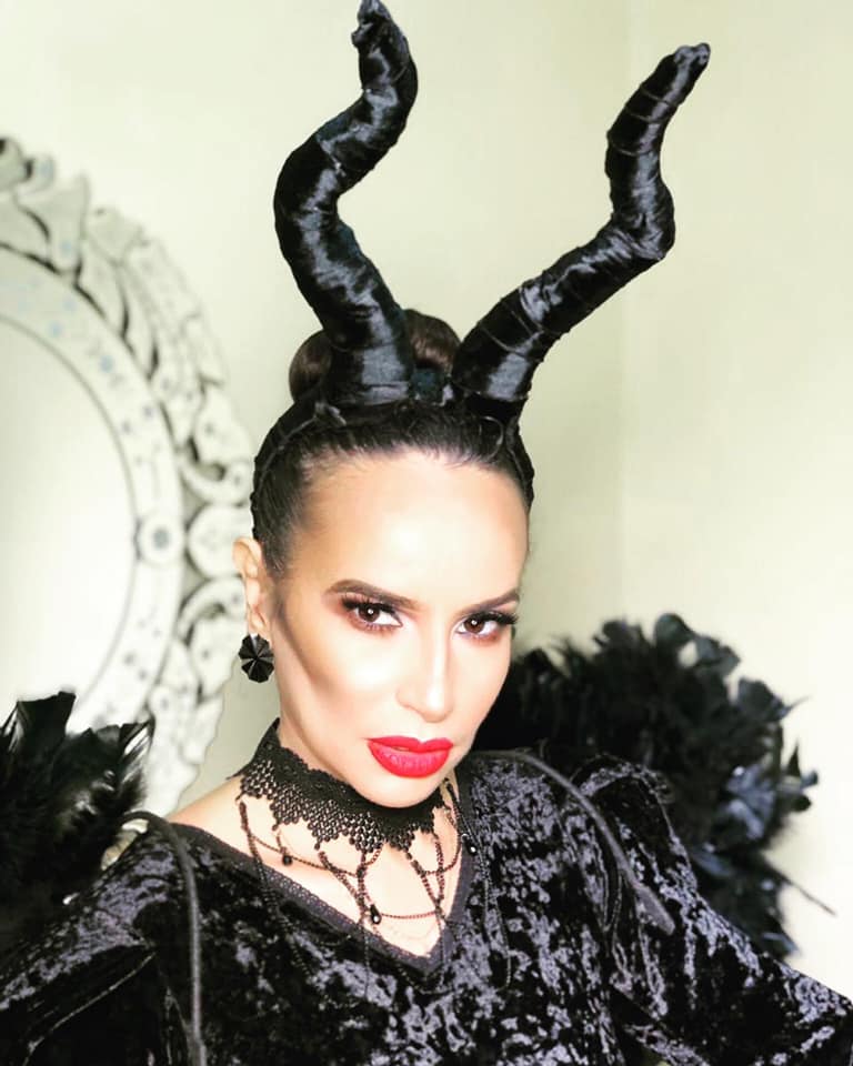 Denise Pitta idealizadora do Fashion Bubbles com fantasia de Malévola Denise Pitta usando vestido preto de veludo e tiara com chifres de Malévola
