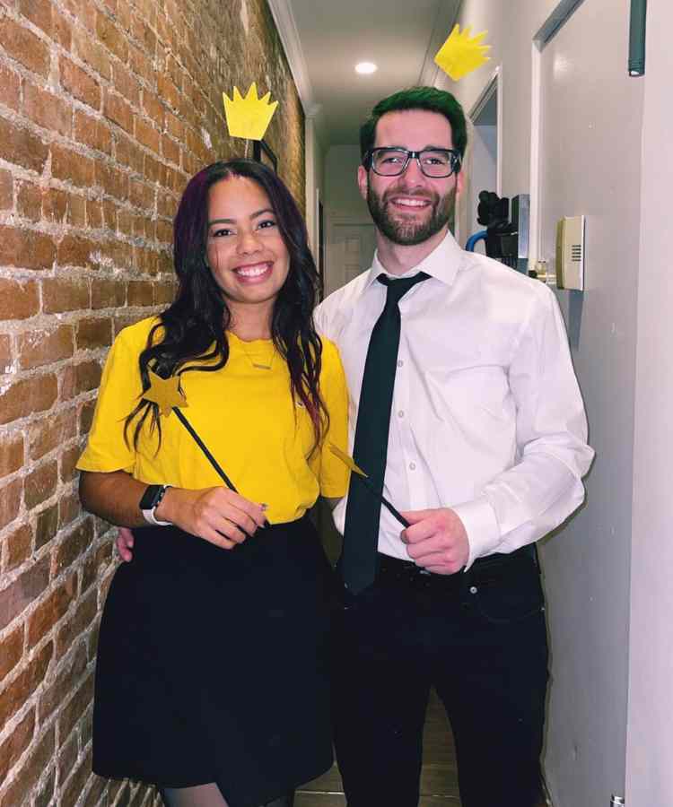 Traje de Dia das Bruxas para namorados: Padrinhos Mágicos. Ambos usam tiara com coroa e varinha com estrela