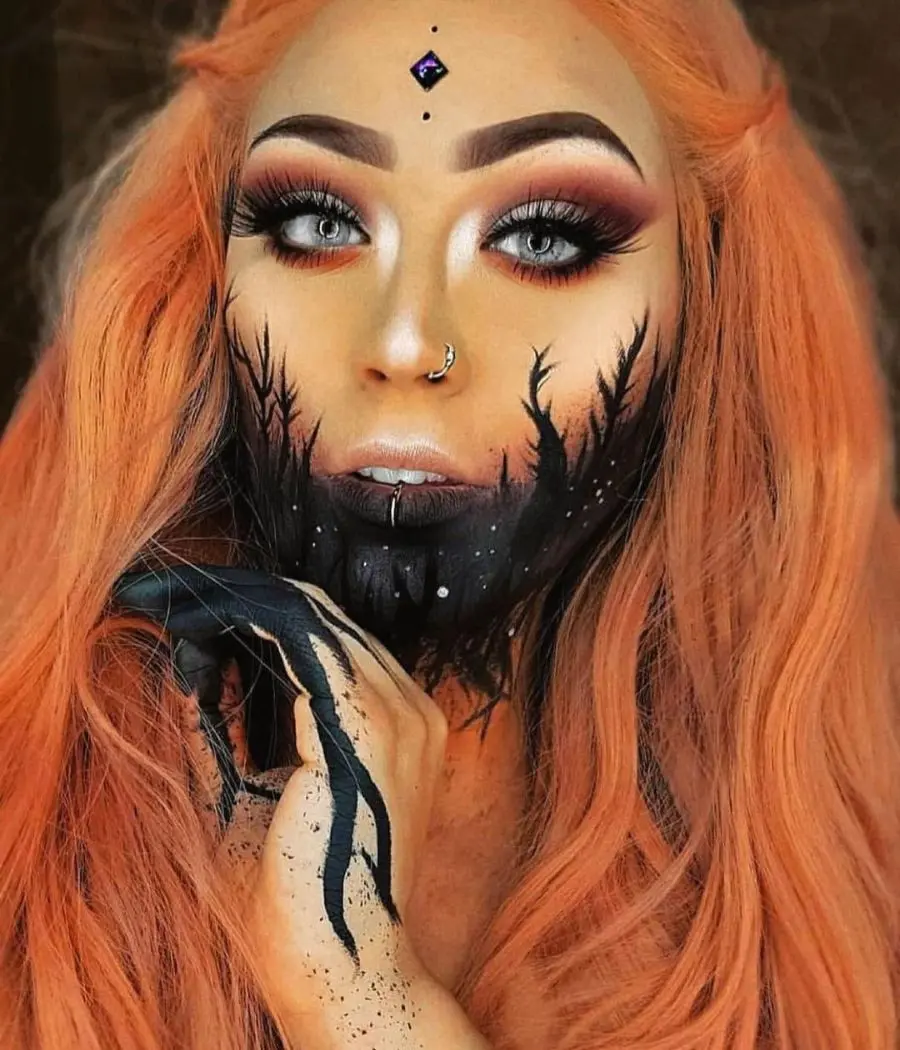 Ruiva de pele clara usando maquiagem de Halloween que simula a noite