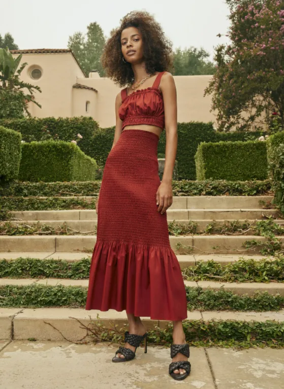 Looks monocromáticos: cropped franzido com saia midi franzida e babado