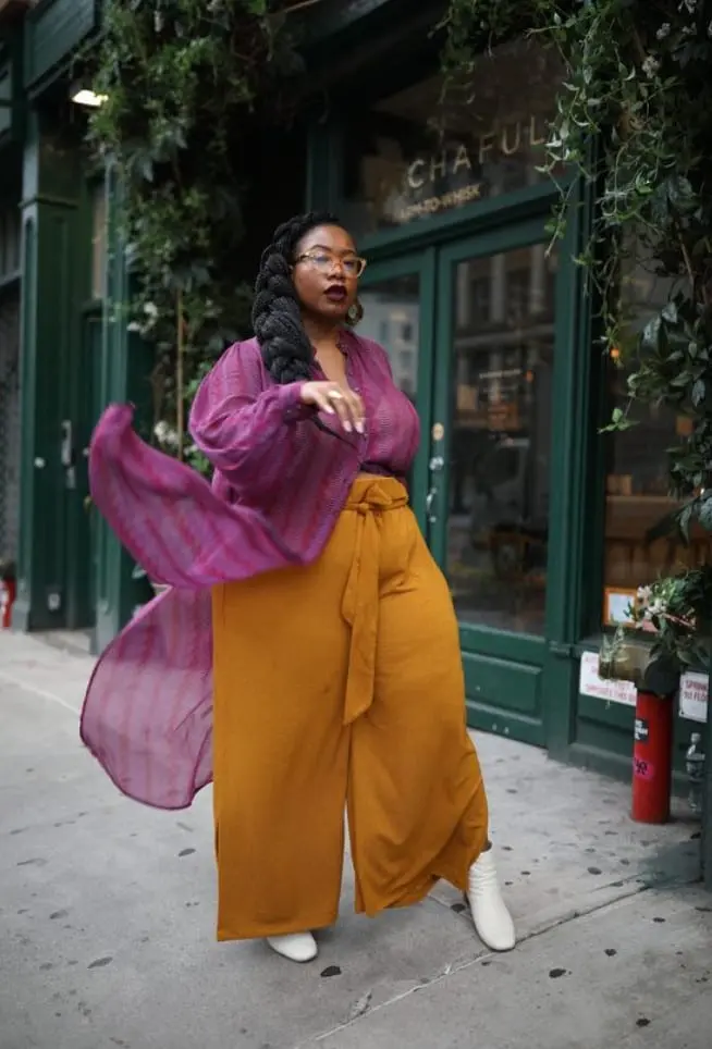 Mulher negra com look esvoaçante vinho e mostarda - Sou plus Size