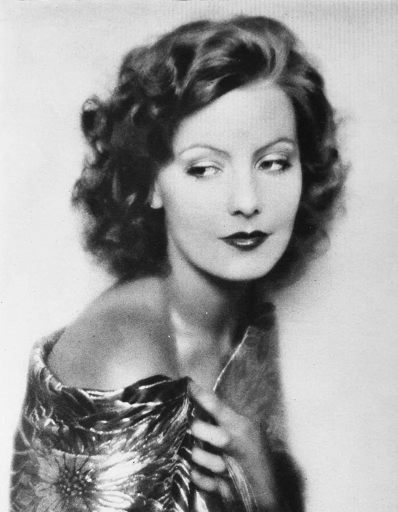Retrato de Greta Garbo pertence ao conjunto de 16 beldades de Rolf Armstrong, em 1930. Retrato de Greta Garbo pertence ao conjunto de 16 beldades de Rolf Armstrong, em 1930.