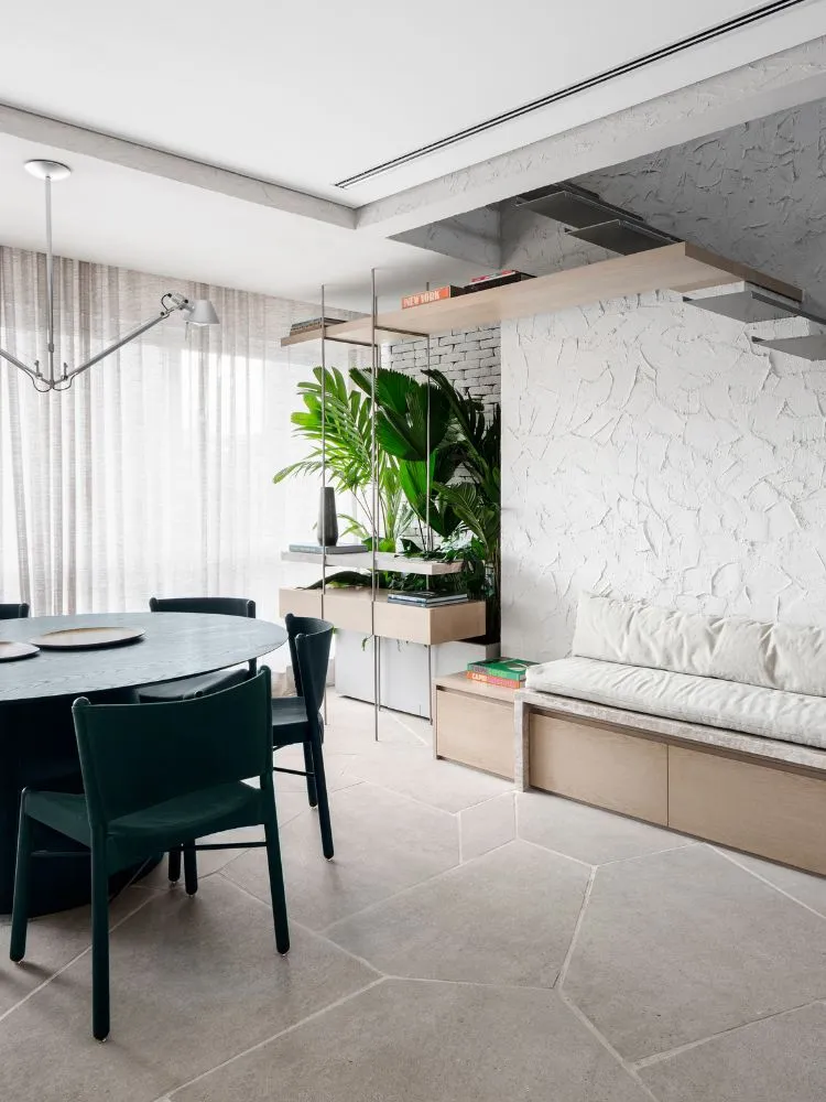 Sala de jantar com aparador feito em mármore, madeira e metal