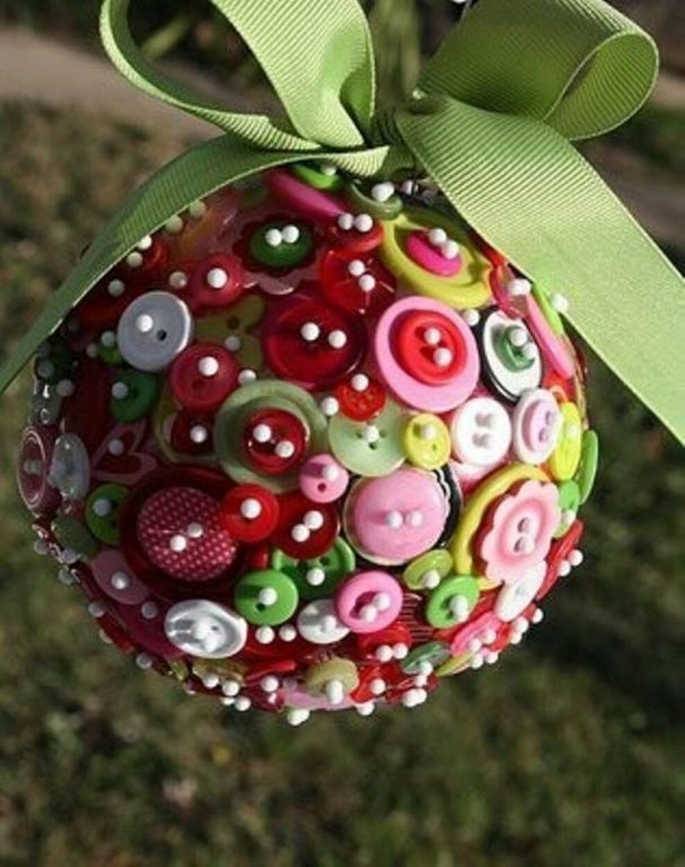 Bola de Natal feita de botões