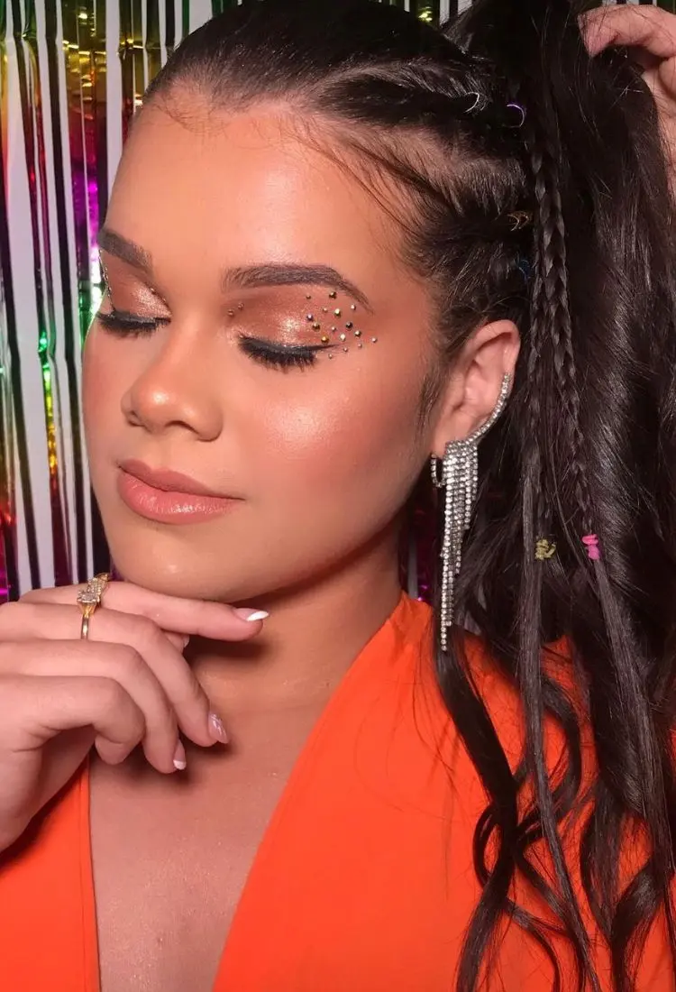 Maquiagem com aplicação de strass ao redor dos olhos