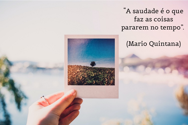 Foto de mão de pele clara segurando polaroid de jardim e frase: “A saudade é o que faz as coisas pararem no tempo”. (Mario Quintana) 