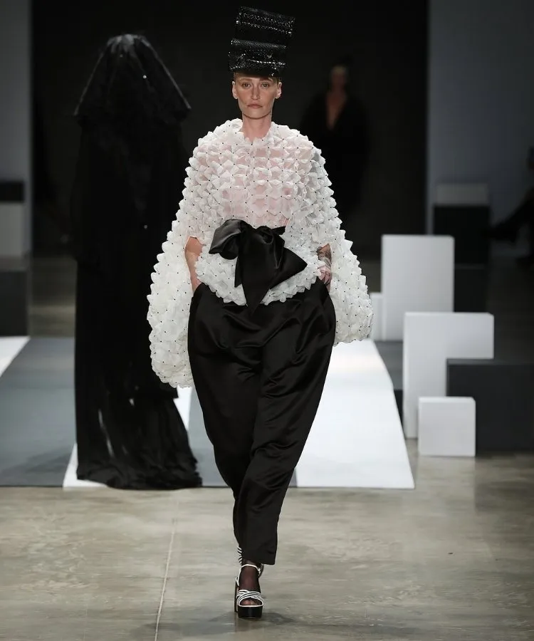 Foto da modelo Vivi Orth no desfile de chapéus de Davi Ramos no SPFW N60