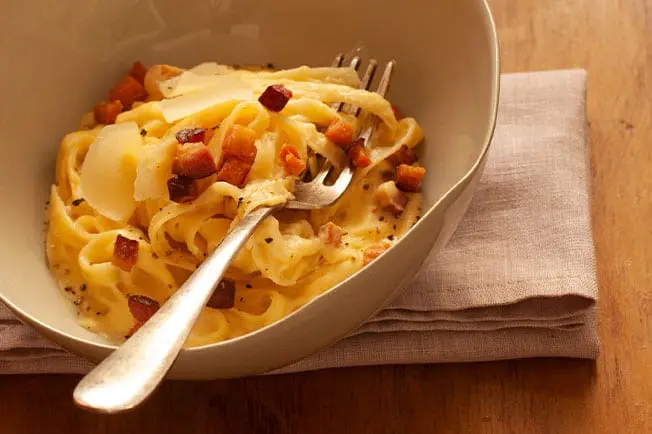 Foto de bowl bege com macarrão, queijo e bacon
