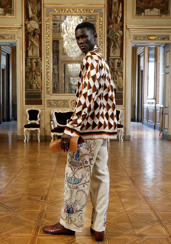 Look masculino de Camisa com estampa geométrica de triângulos bem ao estilo dos anos 60 e calça com estampa com perfume vintage - D&G Look masculino de Camisa com estampa geométrica de triângulos bem ao estilo dos anos 60 e calça com estampa com perfume vintage.