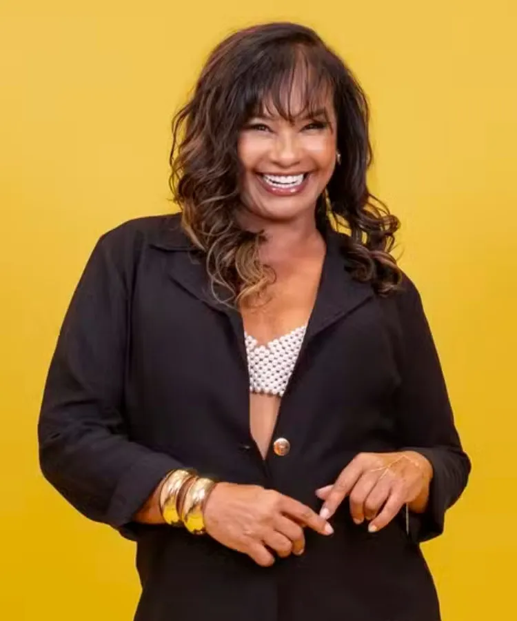 Foto da atriz Solange Couto no BBB 26 usando terninho preto com top branco