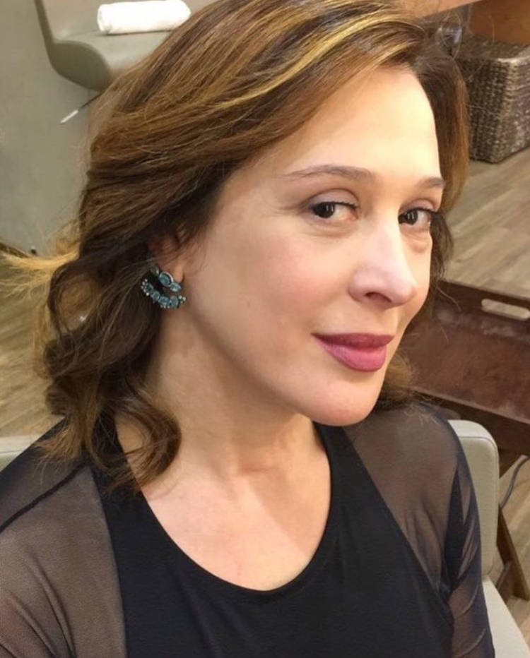 Foto de Claudia Raia usando brincos da  Cris Porto