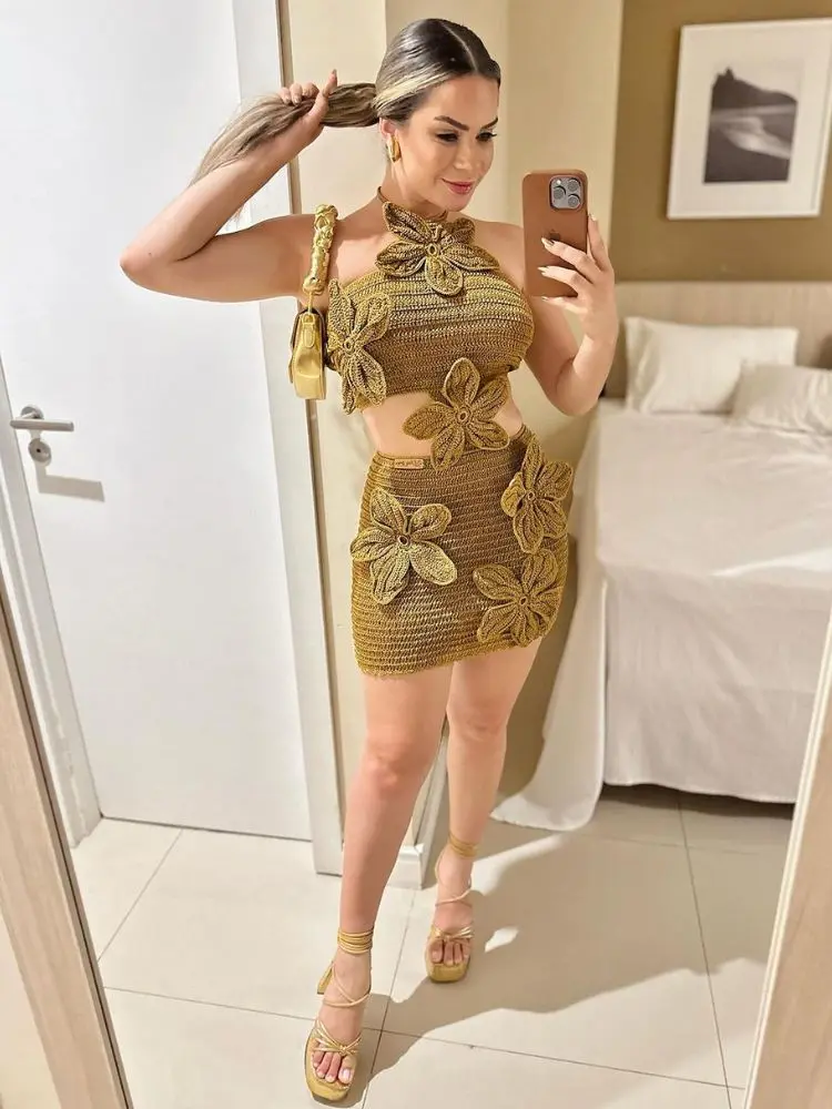 Mulher usando vestido de crochê dourado com aplicação de flores para o Réveillon