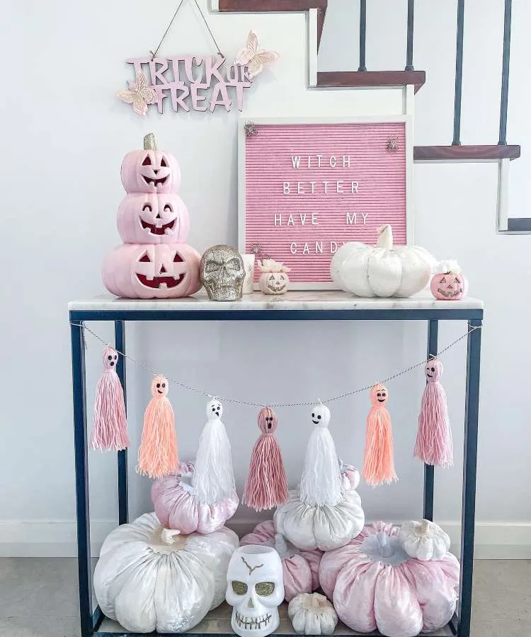 Decoração rosa de Halloween com abóboras de tecido, varal de fantasmas caveiras e outros
