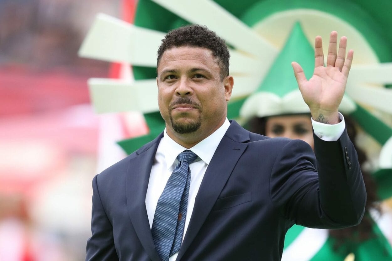 Ronaldo Nazário de terno acenando