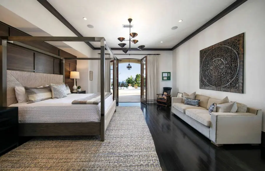 Quarto de visita com cama retrô.